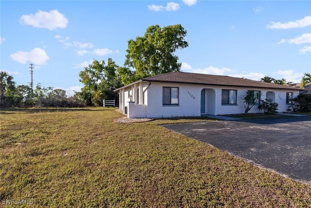 ranch-style home featuring a front lawn