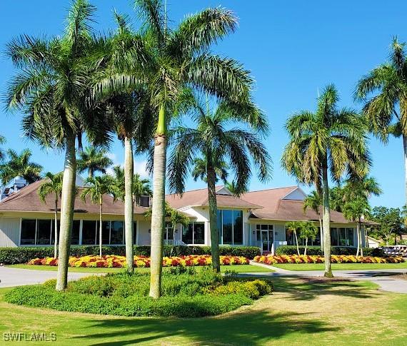 view of front facade featuring a front yard