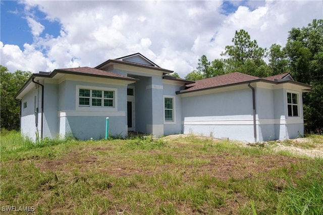 view of front of property featuring a front yard