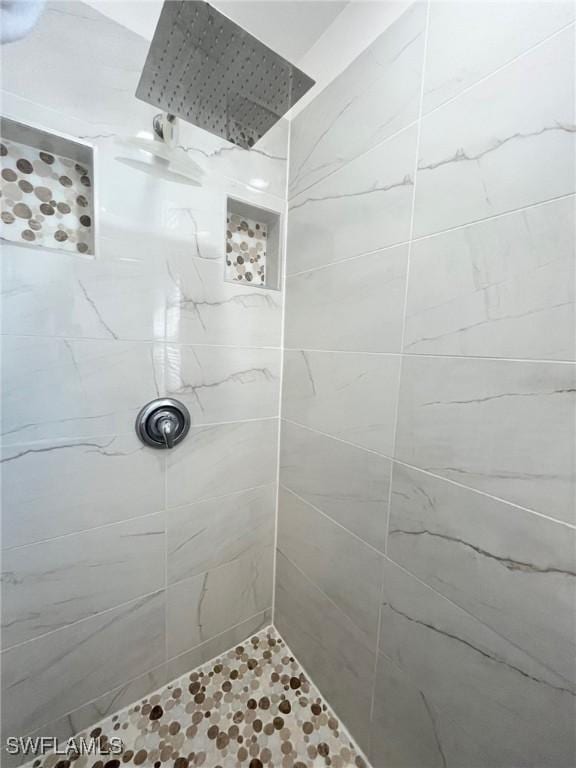 bathroom featuring tiled shower