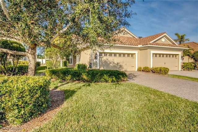 view of front facade featuring a garage and a front yard