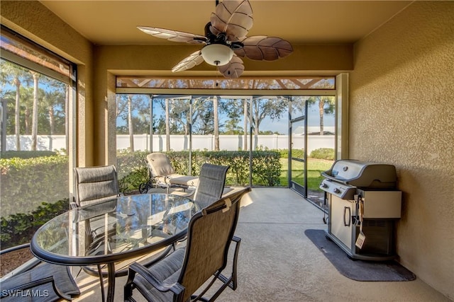 sunroom with ceiling fan