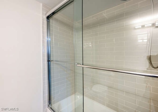 bathroom with enclosed tub / shower combo