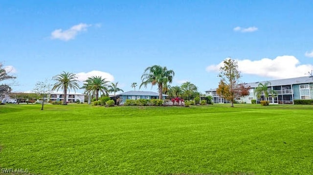 view of property's community featuring a lawn