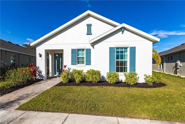 view of front of house featuring a front lawn