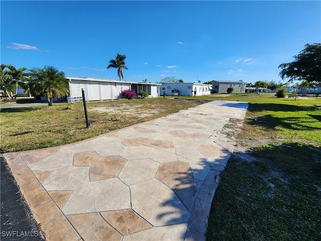 Listing photo 3 for 37 Williamsburg Way, Fort Myers FL 33908