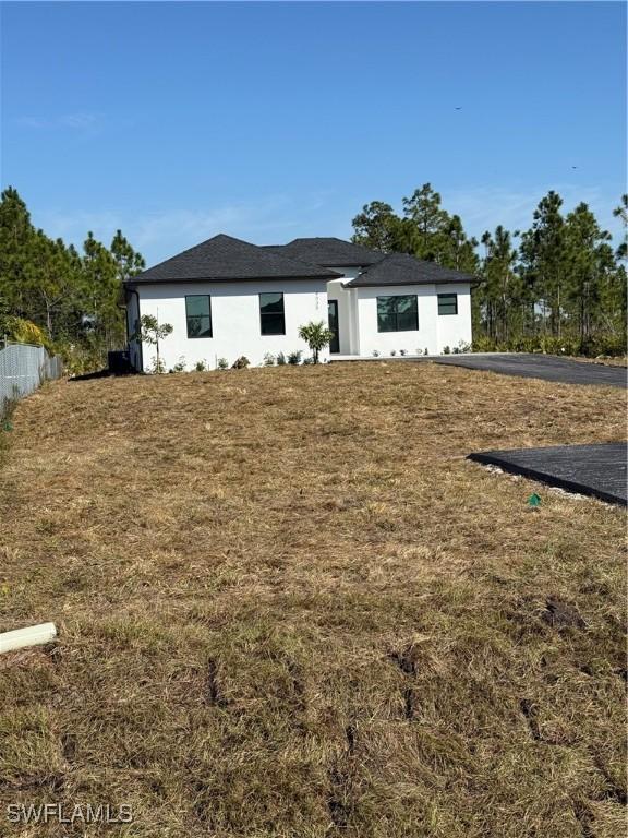 view of front of home featuring a front lawn