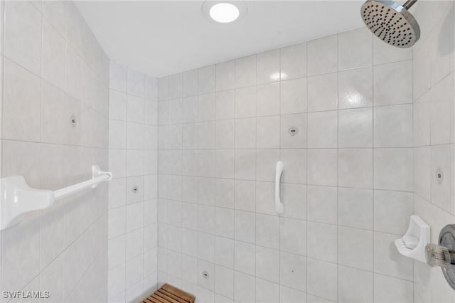 bathroom featuring tiled shower