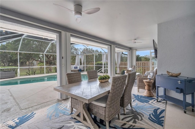 sunroom with ceiling fan