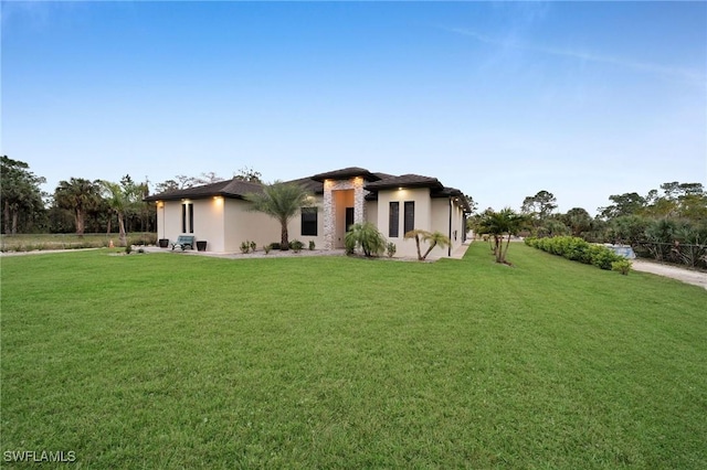 view of front of home featuring a front lawn