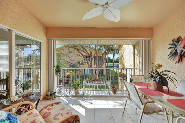 sunroom with ceiling fan