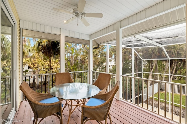 sunroom with ceiling fan