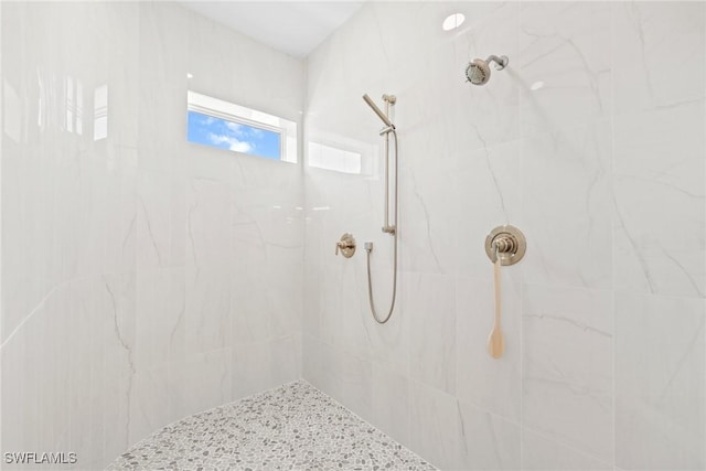 bathroom featuring a tile shower