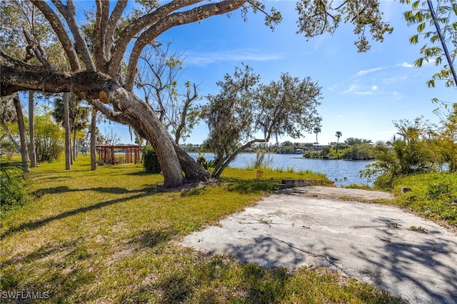 water view featuring a lawn