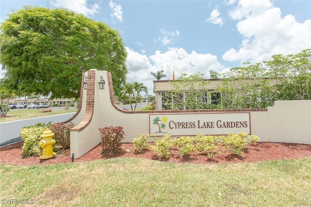 community sign featuring a yard