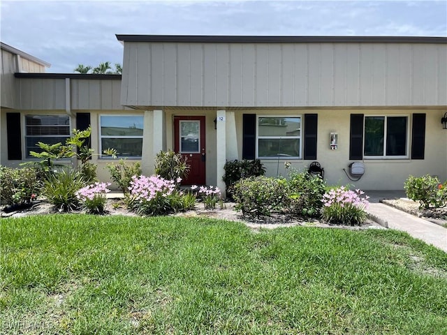 view of front of home featuring a front lawn