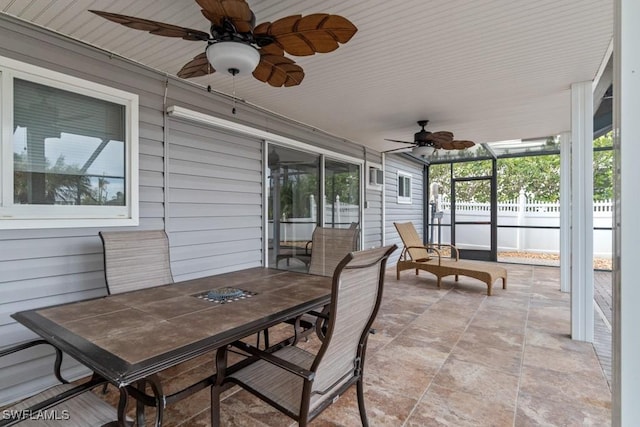 sunroom with ceiling fan