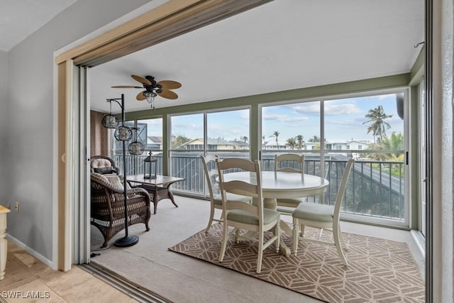 sunroom with ceiling fan