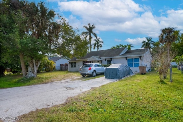 single story home with a front lawn