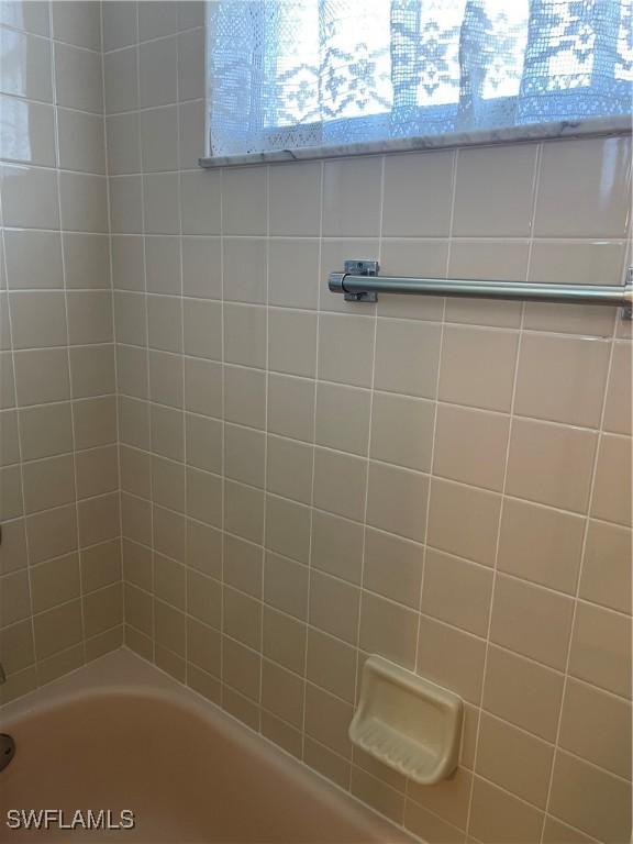 bathroom featuring tiled shower / bath