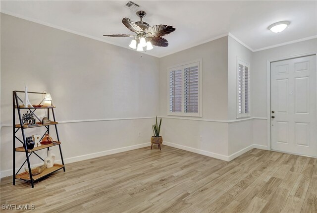 foyer entrance featuring crown molding, light hardwood / wood-style flooring, and ceiling fan