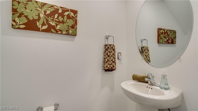 bathroom featuring sink