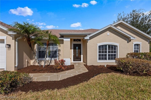 view of front of property featuring a front lawn