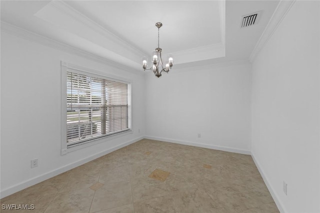 spare room with an inviting chandelier, ornamental molding, a tray ceiling, and light tile patterned floors