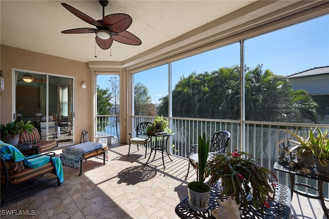 sunroom with ceiling fan