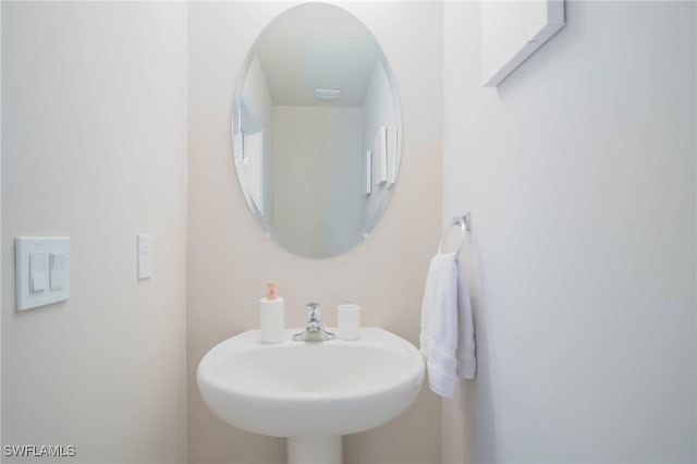 bathroom featuring sink