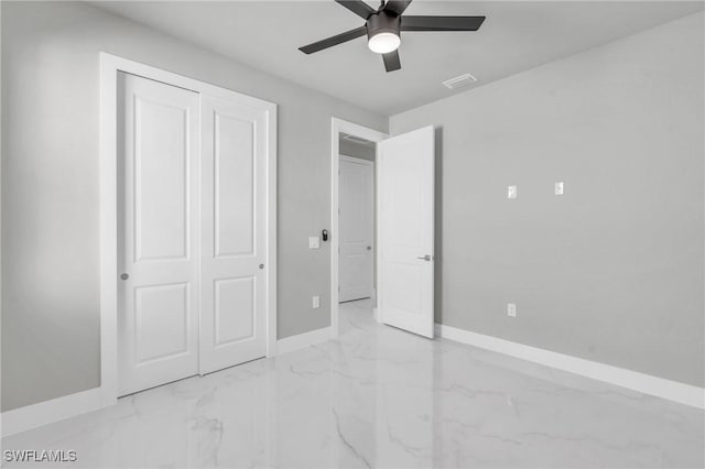 unfurnished bedroom featuring ceiling fan and a closet