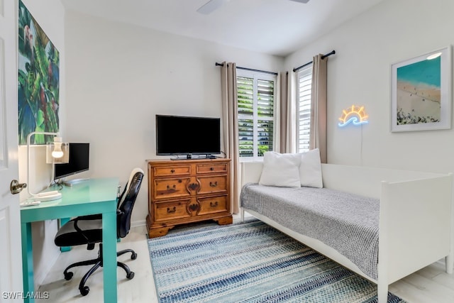 bedroom with ceiling fan