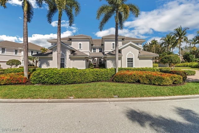 view of front facade featuring a front yard