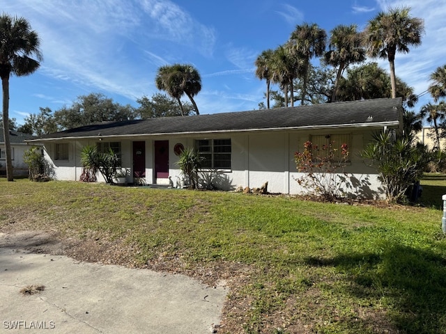 single story home featuring a front lawn