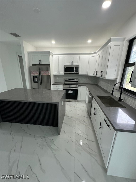 kitchen with visible vents, a sink, backsplash, recessed lighting, and stainless steel appliances