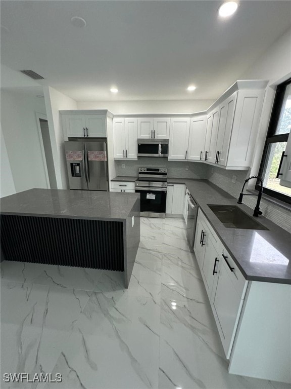 kitchen with visible vents, a sink, backsplash, recessed lighting, and stainless steel appliances