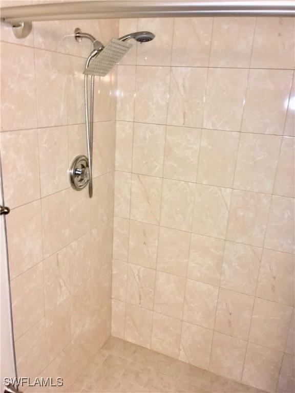 bathroom featuring a tile shower