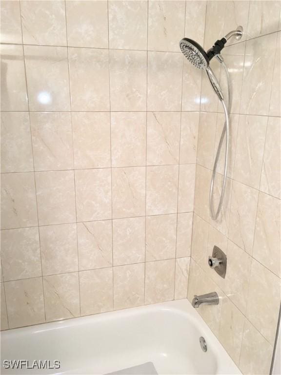 bathroom featuring tiled shower / bath combo