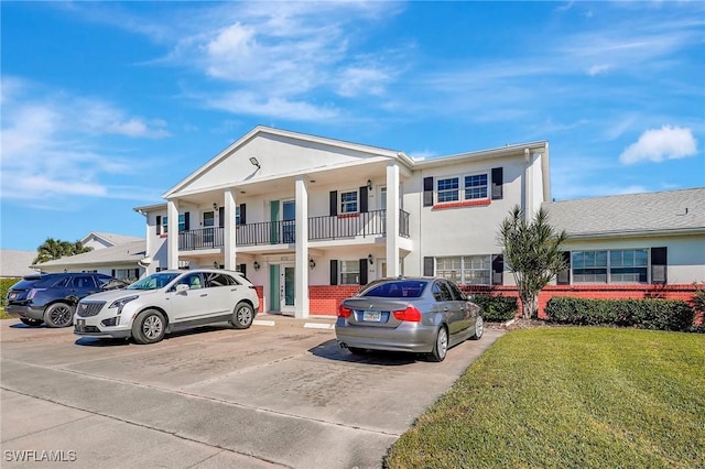 view of front of home featuring a front yard