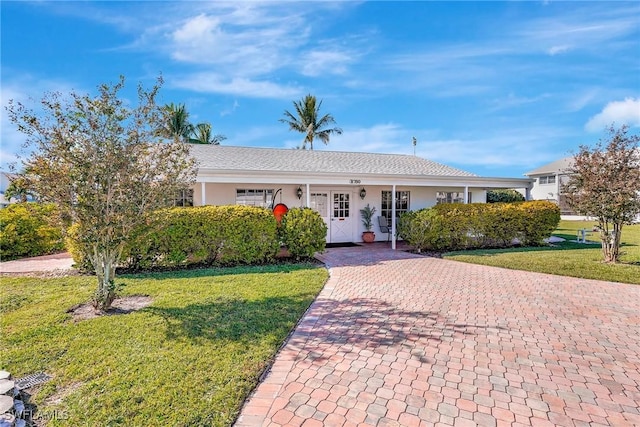 single story home with a front lawn