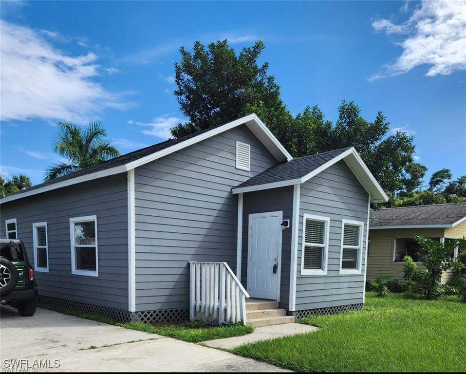 view of front of property featuring a front yard