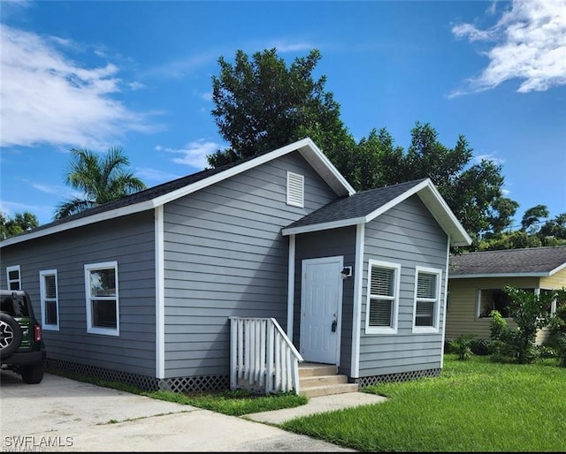 view of front of property featuring a front yard