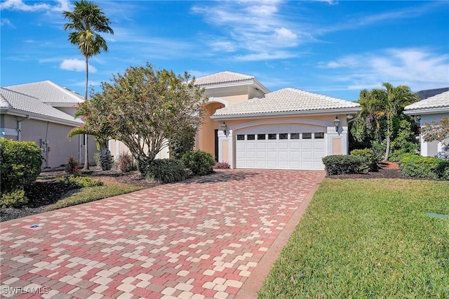 view of front facade featuring a garage and a front yard