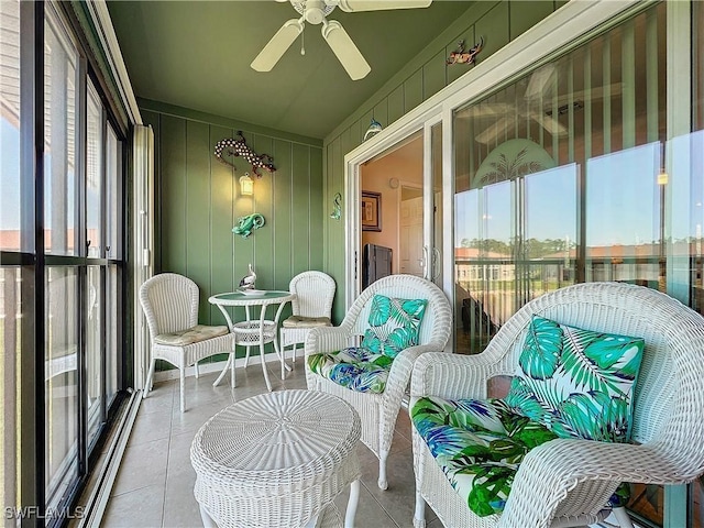 sunroom with ceiling fan