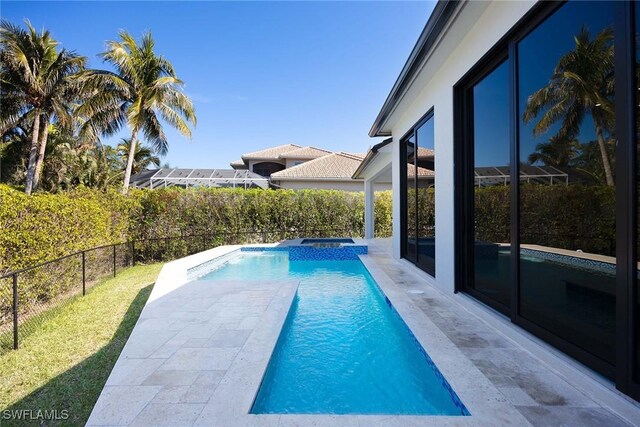 view of pool featuring an in ground hot tub