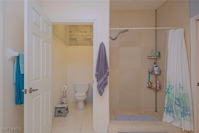 full bath featuring tiled shower, toilet, and tile patterned floors