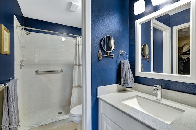 bathroom with a shower with curtain, vanity, and toilet