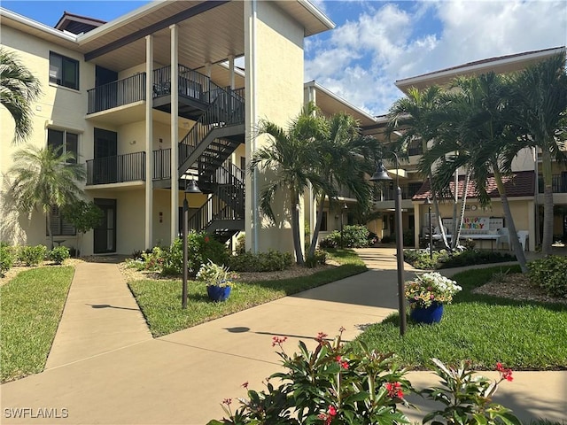 view of home's community featuring a yard