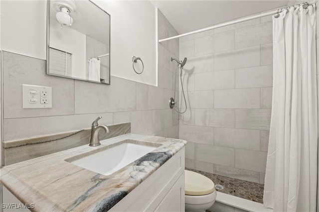 bathroom featuring tile walls, backsplash, a shower with shower curtain, vanity, and toilet