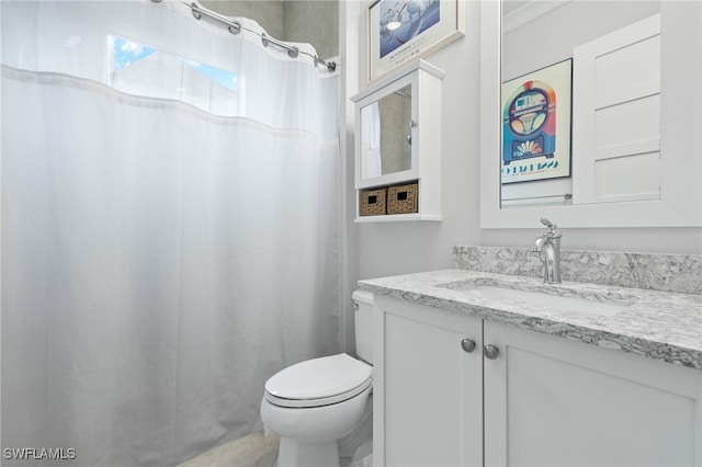 full bath with toilet, a shower with curtain, and vanity